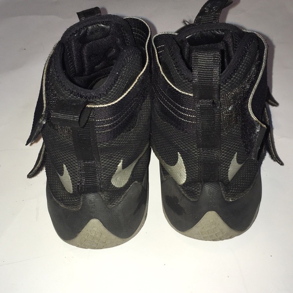 Nike Lebron James Boys Basketball Shoes - Picture 10 of 10